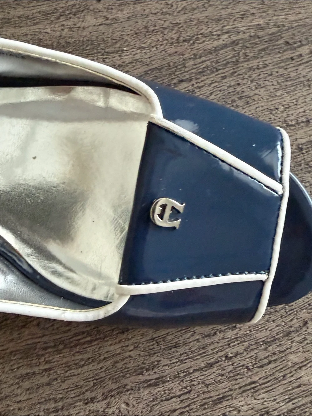 Etienne Aigner sleek patent